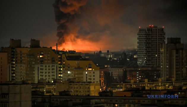 Attaque balistique à Kyiv : bilan de neuf morts et 33 blessés confirmés.
