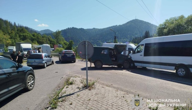 Accident en Transcarpatie : 13 blessés, dont quatre enfants, dans la collision de deux voitures et un minibus.