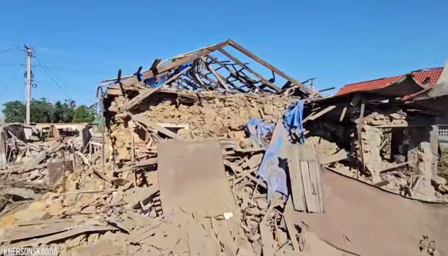 Trois morts et dix-neuf blessés dans des bombardements russes à Kherson.