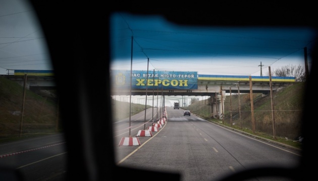 Les forces russes intensifient les attaques de drones contre des civils à Kherson.