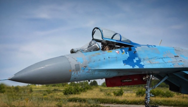L’armée ukrainienne cible la tour de contrôle de Saky et un relais de drones en Crimée.