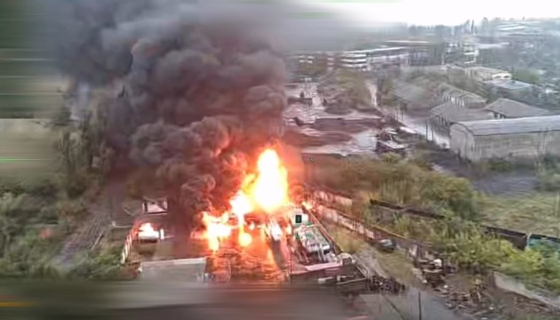 Opération Peklo-2 : les forces d’Azov détruisent des dépôts de carburant russes à Donetsk