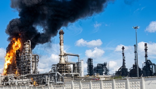 L’Ukraine cible la raffinerie Lukoil à Perm dans une escalade des tensions militaires.