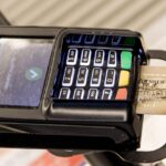 Pourboires par carte bancaire : la réticence des clients face à la pression des TPE en France
