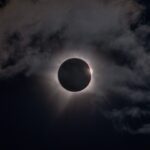 Éclipse solaire totale observée par des astronomes en Amérique du Nord et en Europe.