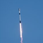 SpaceX lance 24 satellites Starlink en orbite depuis la Californie, vidéo disponible.