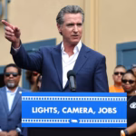 Le gouverneur de Californie annonce une plainte contre Donald Trump pour fraude électorale.