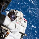 Des astronautes décrivent les risques et défis des sorties spatiales en orbite.