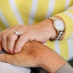 Un nouveau syndicat pour les 11 millions d’aidants familiaux en France face à un manque de protection