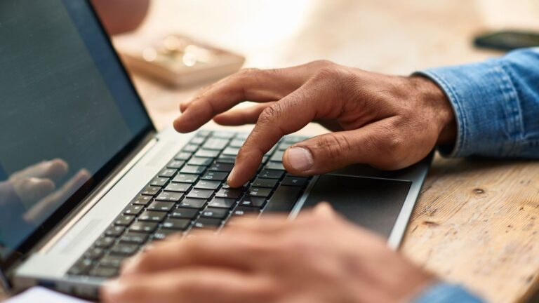Licenciement pour faute grave : télétravail à l’étranger sans accord de l’employeur.