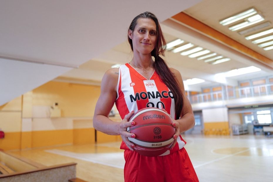 Julie Tetart, joueuse de basket transgenre, évoque la pression sociale et le soutien de son équipe.