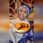 Le mafé, plat emblématique, représente la cuisine ouest-africaine en France.