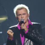 Billy Idol évoque son rêve de former un groupe durant son enfance, selon Franceinfo.