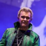 Billy Idol évoque les tensions sociétales et la quête d&rsquo;unité à travers la musique punk.