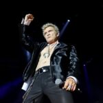 Billy Idol évoque son nouveau rôle de père et les surnoms de « papi » ou « grand-père » reçus.