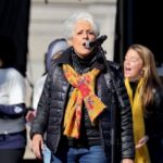 Joan Baez évoque l’héritage de sa force face aux défis sociaux actuels