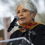 Joan Baez évoque son amour pour ce qui sauve dans la vie, selon franceinfo.