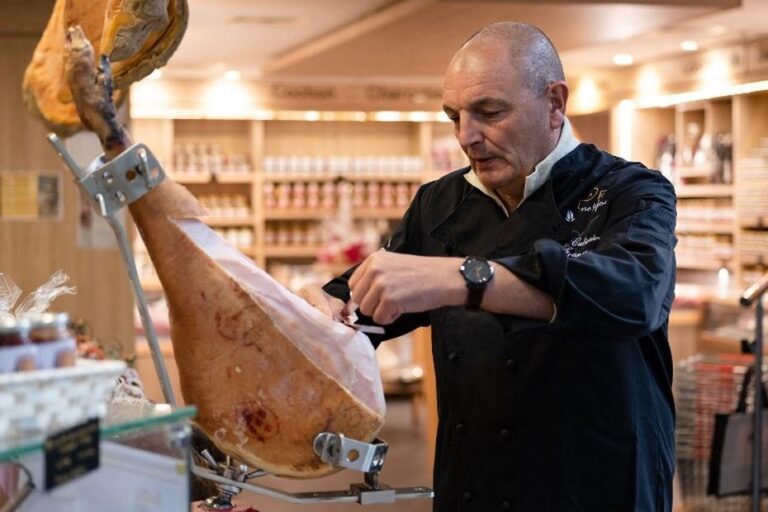Fromages AOP, jambon noir et garbure : les spécialités culinaires des Pyrénées à découvrir.