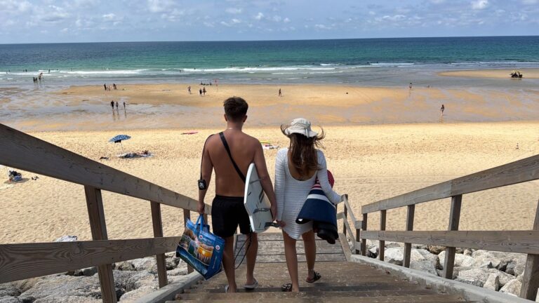 Lacanau : la saison touristique reprend après l’incendie en Gironde.