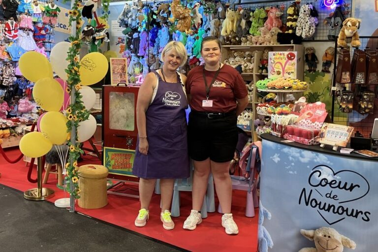 La Foire aux vins propose aux visiteurs de créer leur peluche et de revivre leur enfance.