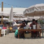 Commandes de restauration directement depuis les transats sur les plages privées en France