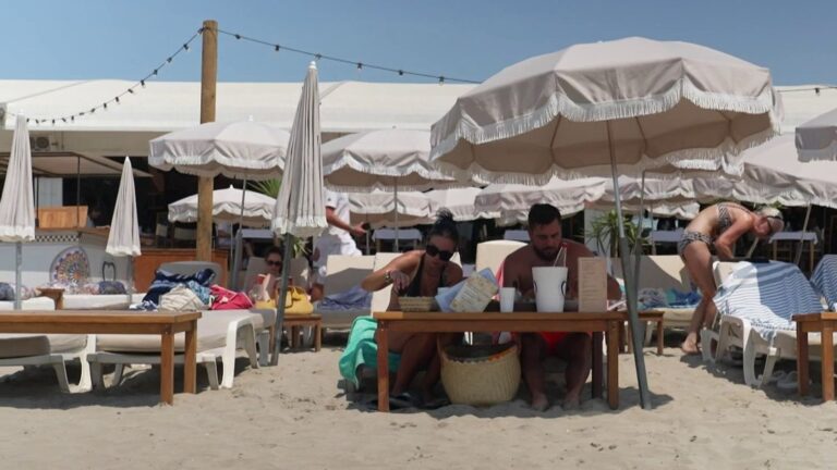 Commandes de restauration directement depuis les transats sur les plages privées en France