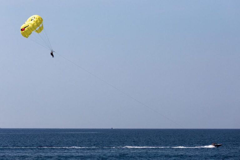 Un père et sa fille gravement blessés lors d’un accident de parachute ascensionnel à Saint-Cyr-sur-Mer