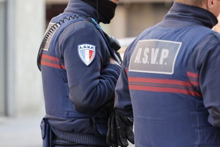 Agent municipal avec tatouage SS lors d’un hommage aux victimes des crimes antisémites jugé en septembre.