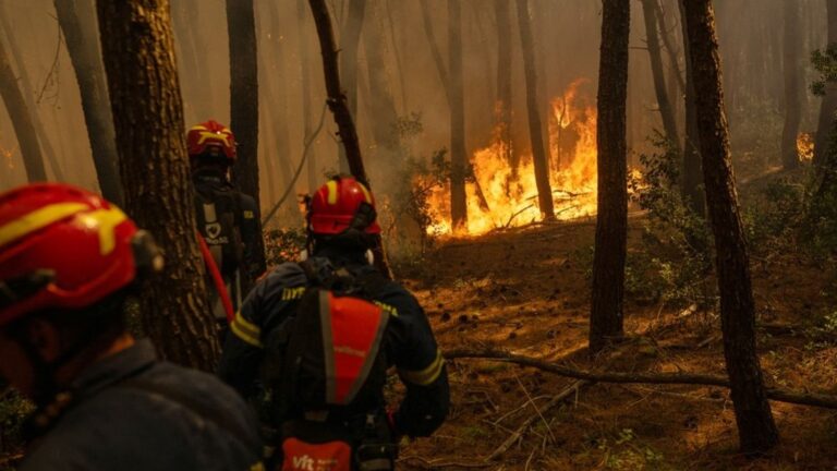 Des centaines de pompiers luttent contre un incendie menaçant une station balnéaire en Grèce.