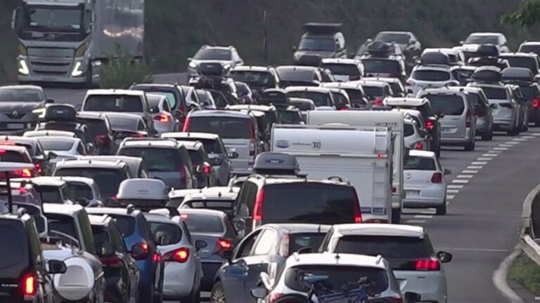 Un millier de kilomètres d’embouteillages affecte les automobilistes en France durant les vacances.