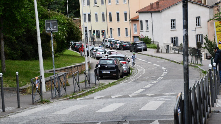La mairie du 5e accusée de vouloir rouvrir le Chemin Neuf aux voitures malgré des oppositions.