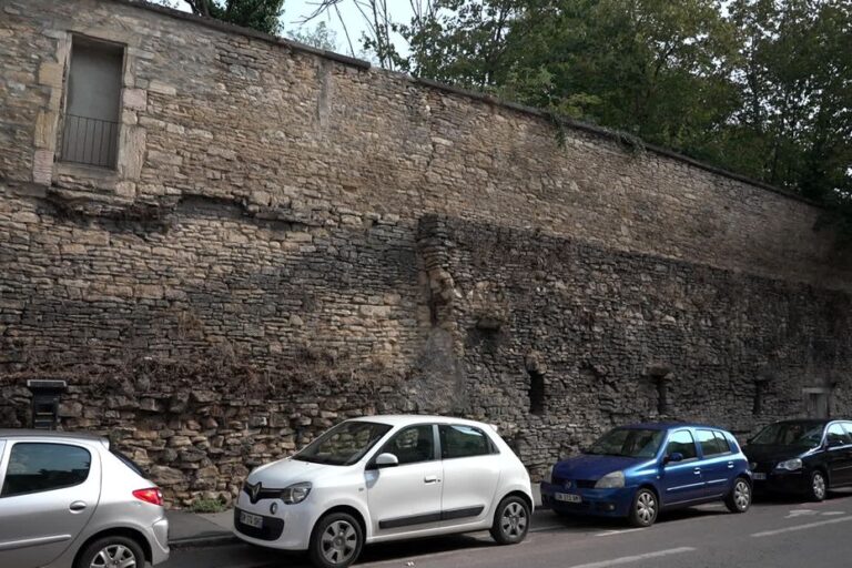 Visites estivales : découverte des vestiges des remparts de Dijon et de leur patrimoine.
