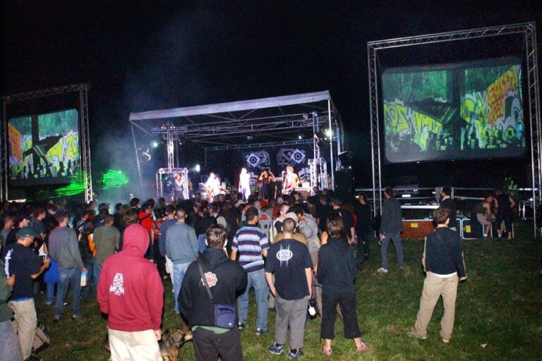 Rave-party illégale dans les Deux-Sèvres : 1 500 participants sous surveillance des gendarmes.