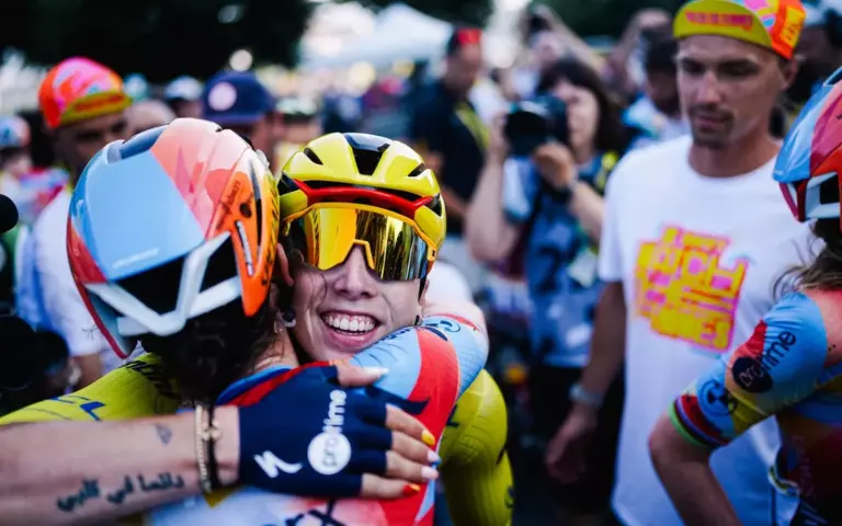 Tour de France Femmes : une coureuse en tête lors de la troisième ascension du jour.