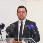 Briançon : le maire condamne des activistes pro-migrants après la découverte de tags