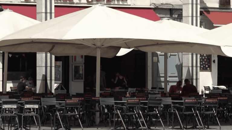 À Lyon, les boutiques et terrasses vident face à la baisse de la clientèle en période de canicule.