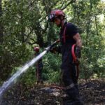 Incendie dans le Var : les pompiers maîtrisent le feu, prudence recommandée.
