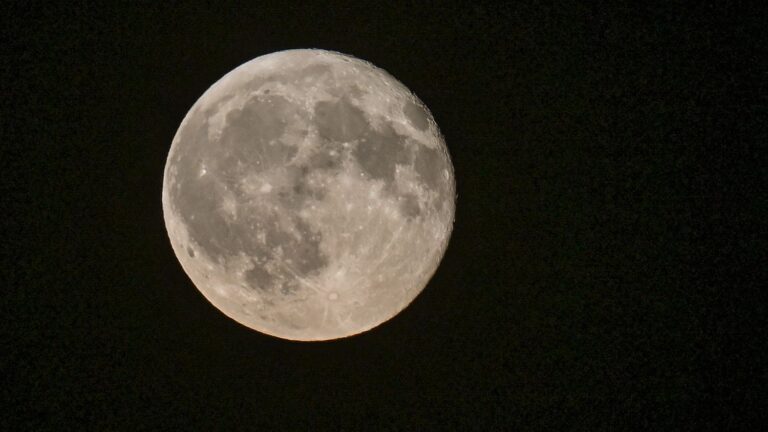Un étage supérieur de SpaceX s’écrase sur la Lune, créant un nouveau cratère.