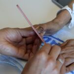 Des bus transformés en salons de beauté parcourent la France pour aider des femmes précaires.