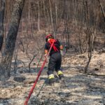 Incendie dans le Var : pompiers en action face à la reprise de feu et aux conditions climatiques difficiles.