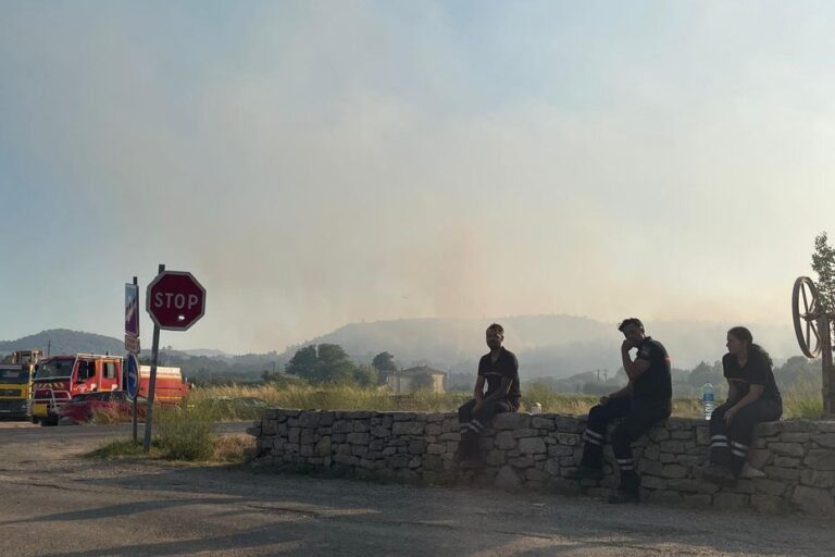 Les sapeurs-pompiers volontaires risquent leur vie pour protéger les enfants