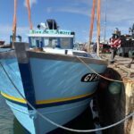 Le bateau de pêche rénové reprend la mer après une période de désuétude.