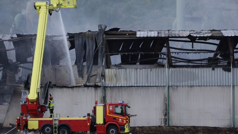 Service de défense contre l’incendie en maintenance lors de l’incendie de l’entrepôt Seveso en Moselle