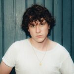 Eliott de Sousa, créateur de pochettes pour Eddy de Pretto et Surprise, explore l&rsquo;esthétique visuelle.