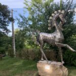 Les habitants d&rsquo;un village se mobilisent pour acquérir une statue d&rsquo;artiste, la Licorne.