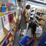 Nice met fin à la distribution de kits scolaires gratuits, l&rsquo;opposition dénonce une décision controversée.
