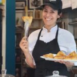 Manija, cheffe tadjike, propose une pizza inspirée de la cuisine de son pays.