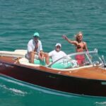 Les secrets du Riva, bateau emblématique de la Côte d&rsquo;Azur, révèlent son histoire et son design.