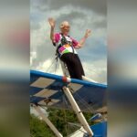 Une Britannique de 97 ans établit un nouveau record de voltige debout sur un avion.
