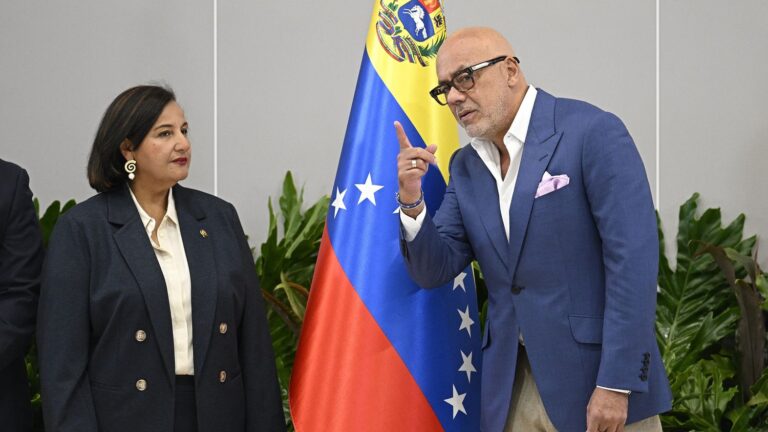 Dialogue entre l’opposition et le pouvoir au Venezuela sous l’égide des États-Unis